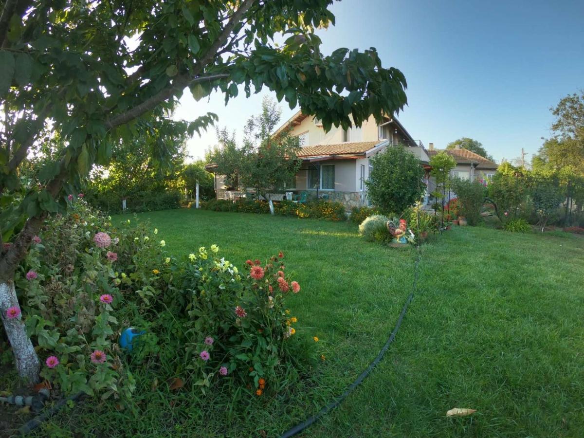 Guest House Ezerets Buitenkant foto