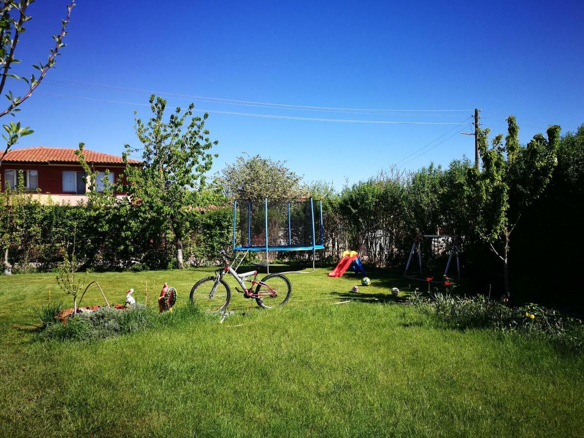 Guest House Ezerets Buitenkant foto